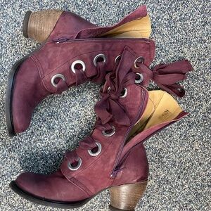 Fluevog “Gladstone” purple boots size 7